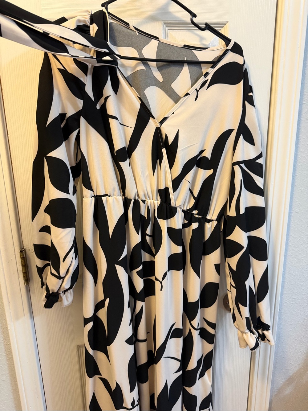 SHEIN Black & Ivory Leaf Print Long Sleeve Midi Dress
